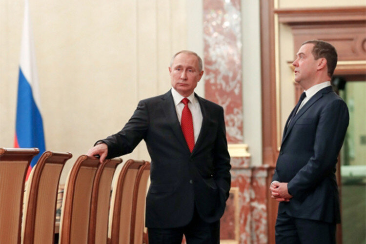    Дмитрий Медведев (справа) по указанию Путина провел контрольную проверку выпуска танков на «Уралвагонзаводе». Выпуск вооружений и специальной техники кратно увеличивается по всем направлениям, написал Медведев в своем телеграм-канале