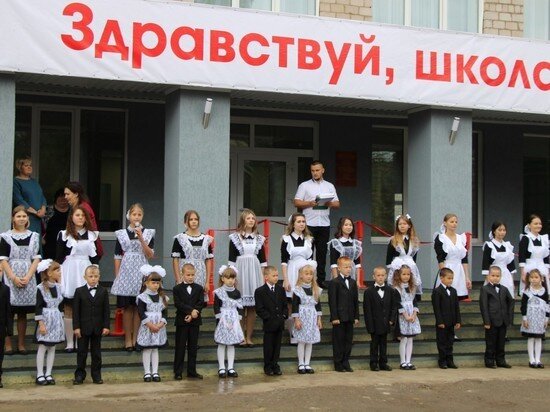     Линейка 1 сентября. Разве подумаешь, что это сельская школа