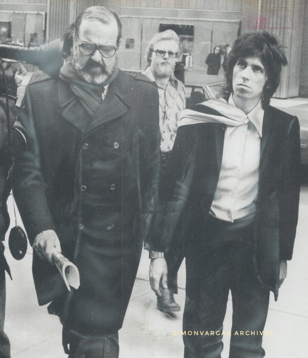 После вынесения приговора. Адвокат Остин Купер и "раскаявшийся" Кит Ричардс выходят из зала суда в Торонто. 24 октября 1978 год. 