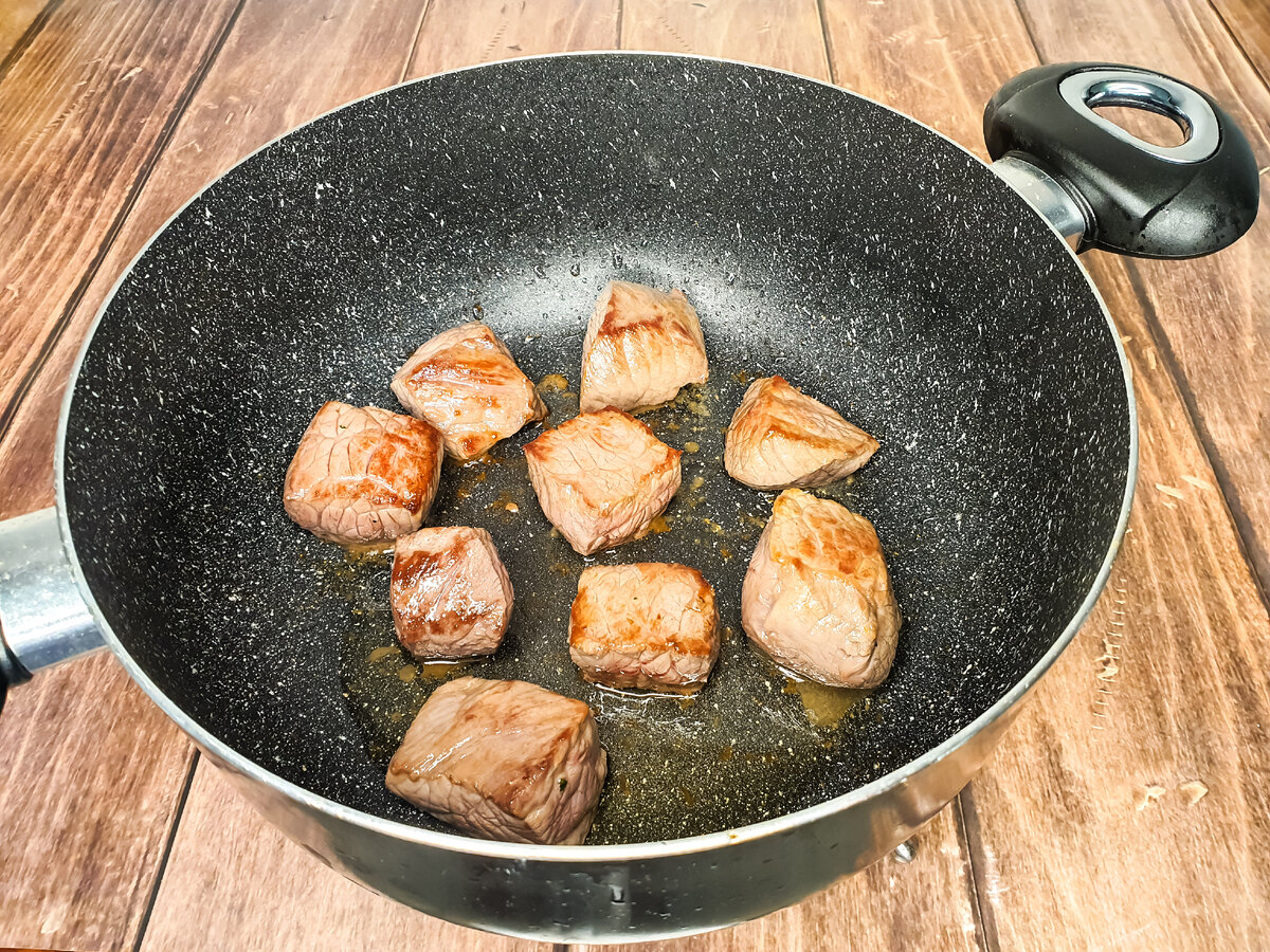 Обжариваем мясо 