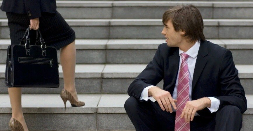 Мужчина смотрит восхищенно на женщину