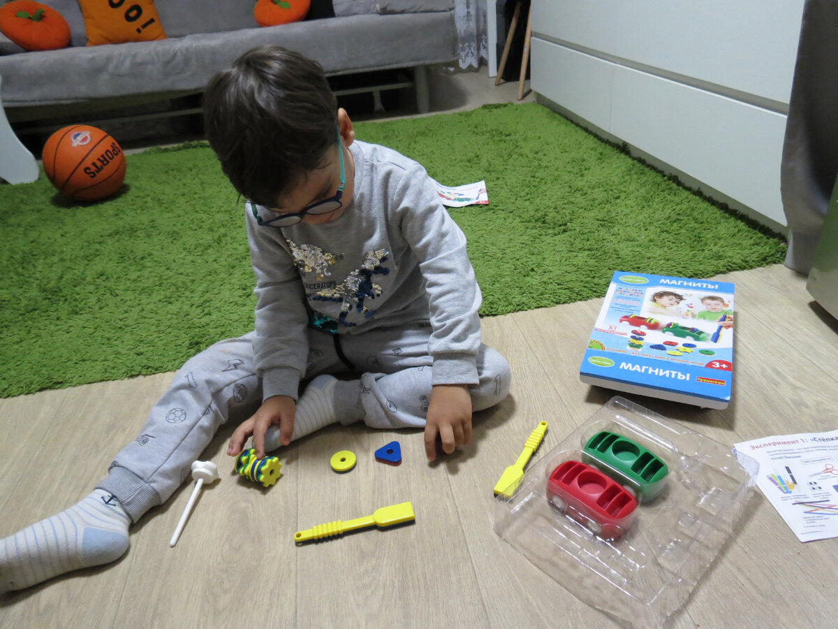Заказала на Валдберисе опыты для самых маленьких от Бондибон. Это опыты с магнитами. Очень интересно. Самой понравилось.