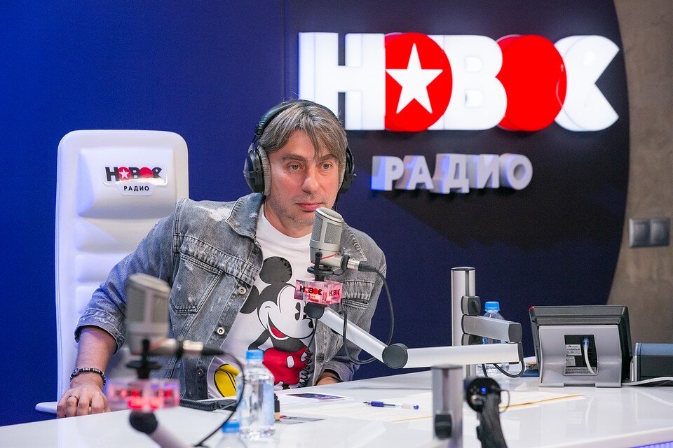     Роман Емельянов поспорил с членами жюри о том, нужно ли российским артистам петь на английском языке. Фото: Новое Радио