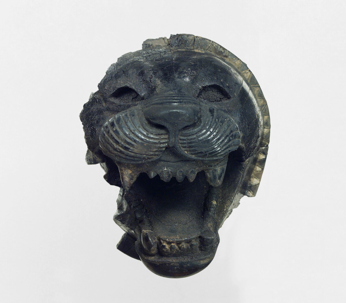 Элемент мебели, с головой льва, из коллекции Метрополитен музея.