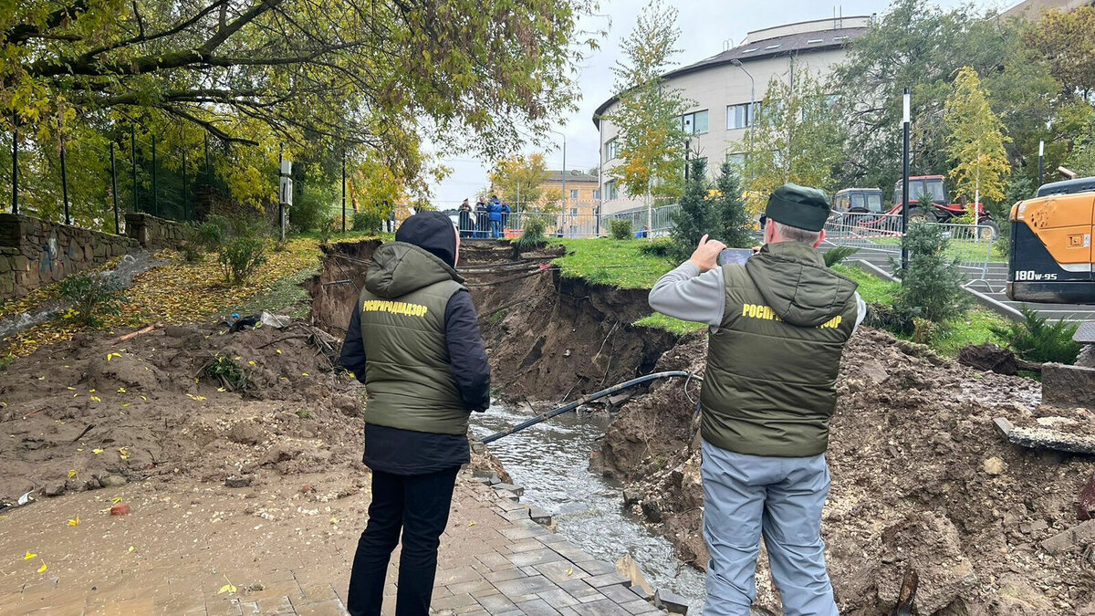     В результате повреждения канализационного коллектора в Ворошиловском районе Волгограда сточные воды попали в Волгу. Это подтвердили специалисты межрегионального управления Росприроднадзора в ходе осмотра места коммунальной аварии.