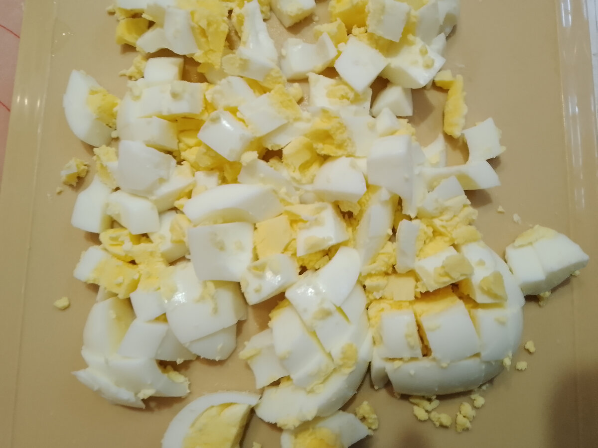 Яйца, порезанные кубиками