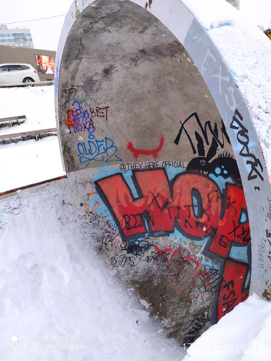 Для оценки масштабов «котлована», видна машина на заднем плане. Фото автора.