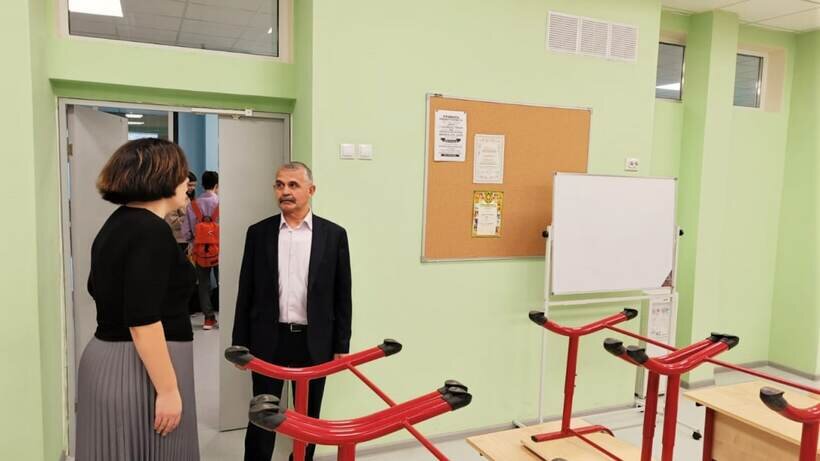    Депутат Мособлдумы Шапкин проверил условия обучения в новом корпусе лицея №7 ©пресс-служба Щелковского отделения ВПП "ЕР" Фото