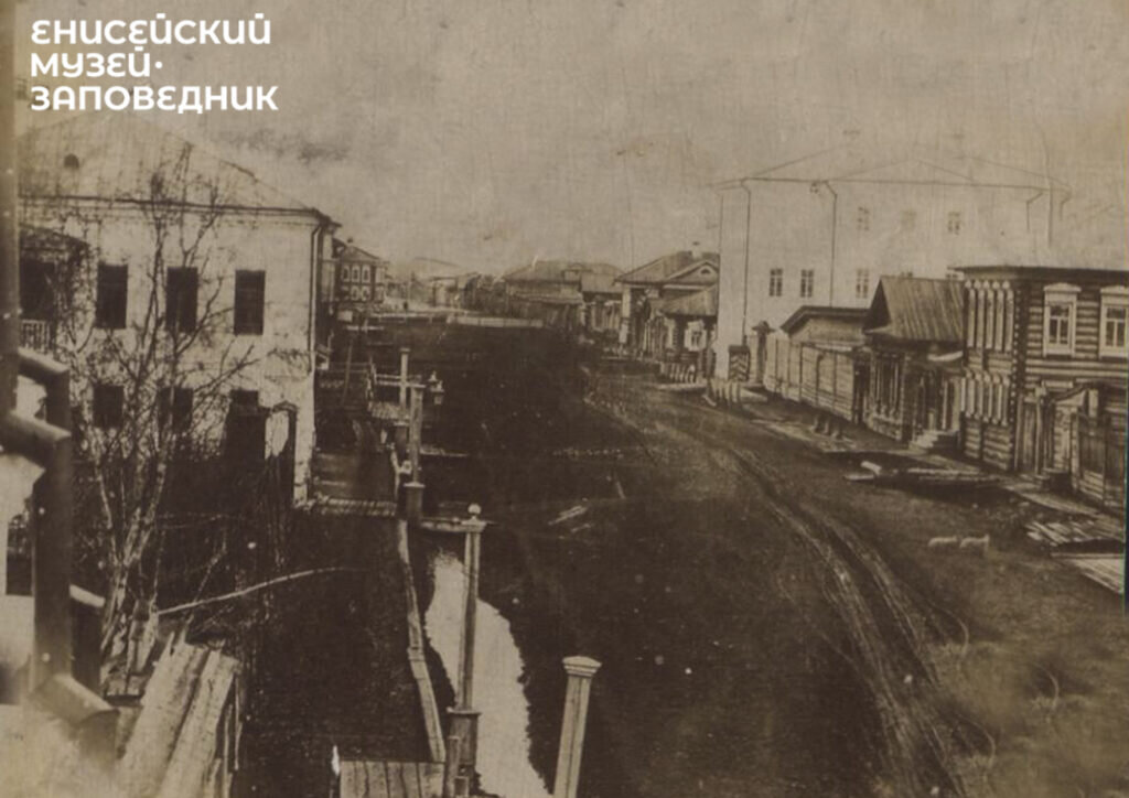 Каменное трехэтажное здание присутственных мест (справа), г. Енисейск