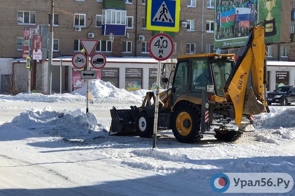    В Орске с начала «скользкого» периода использовали уже более 40 тонн песко-соляной смеси