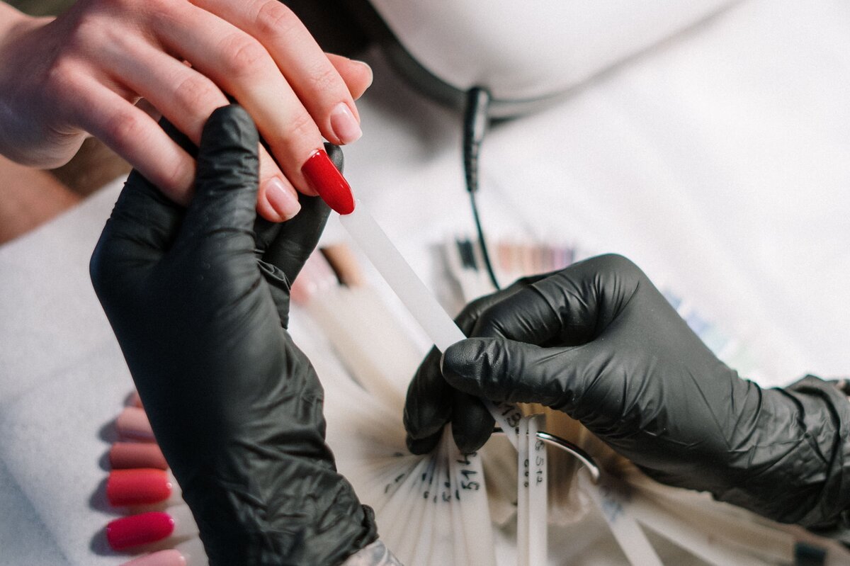     Почему мастера маникюра берут больше денег за снятие чужого покрытия — ты удивишься!