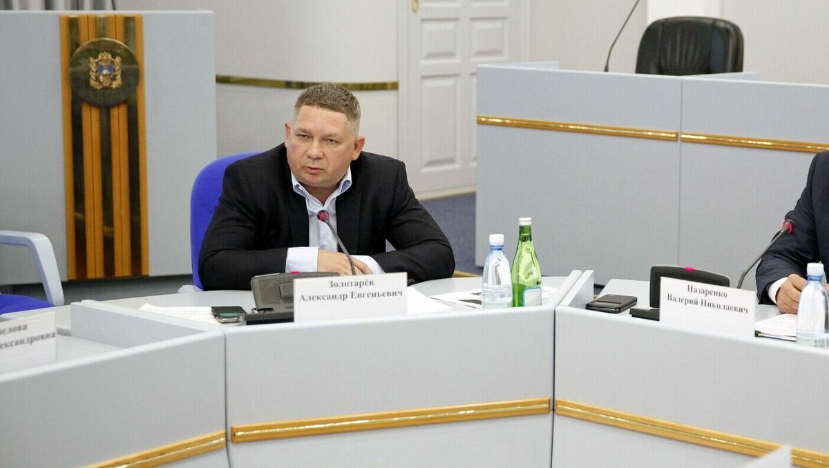     Недопустимые доказательства, арест банковских счетов и один оправданный замминистра — что происходило на апелляции по делу экс-зампреда правительства Ставрополья Александра Золотарева, сообщает корреспондент NewsTracker из здания суда.