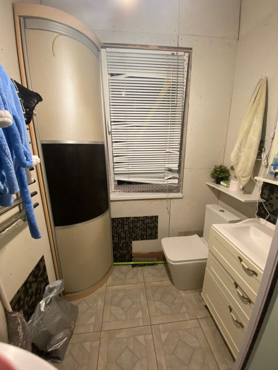 санузел до финальной отделки. Жалюзи нещадно драли мои коты во всех комнатах