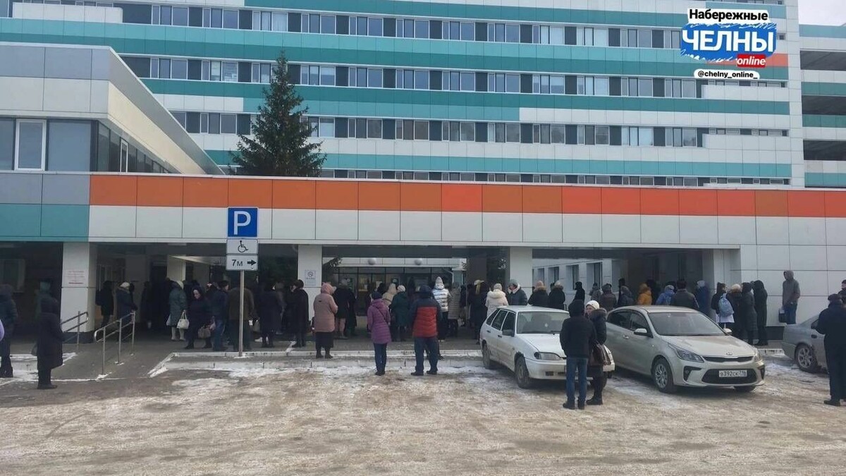     В Набережных Челнах сегодня днем в поликлинике № 6 произошла эвакуация посетителей и персонала. Это заметили очевидцы, которые в социальных сетях опубликовали фотографию стоящих на улице людей.