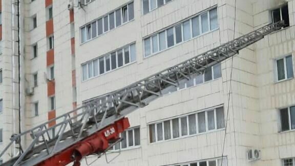     В доме №6 по улице Парина в одной из квартир на четвертом этаже загорелась мебель. Сотрудники МЧС попали в горящее помещение через балкон по автолестнице.