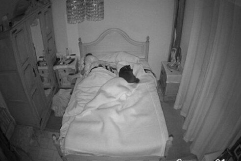 Молодая студентка дома одна - скрытая камера