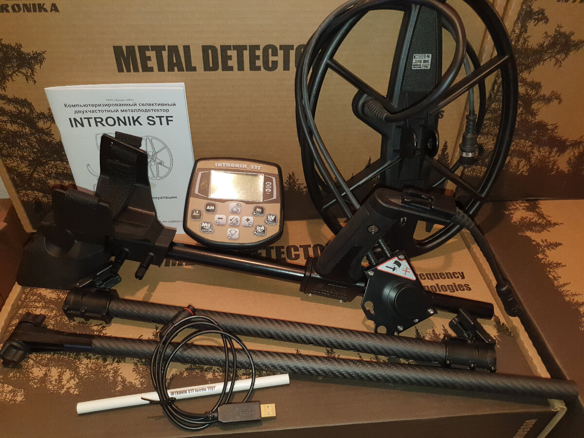 Комплектация АКА Интроник в новом конструктиве: блок, катушка, верхняя штанга с подлокотником, средняя штанга, нижняя штанга с крепежом, феррит, кабель для прошивки, инструкция