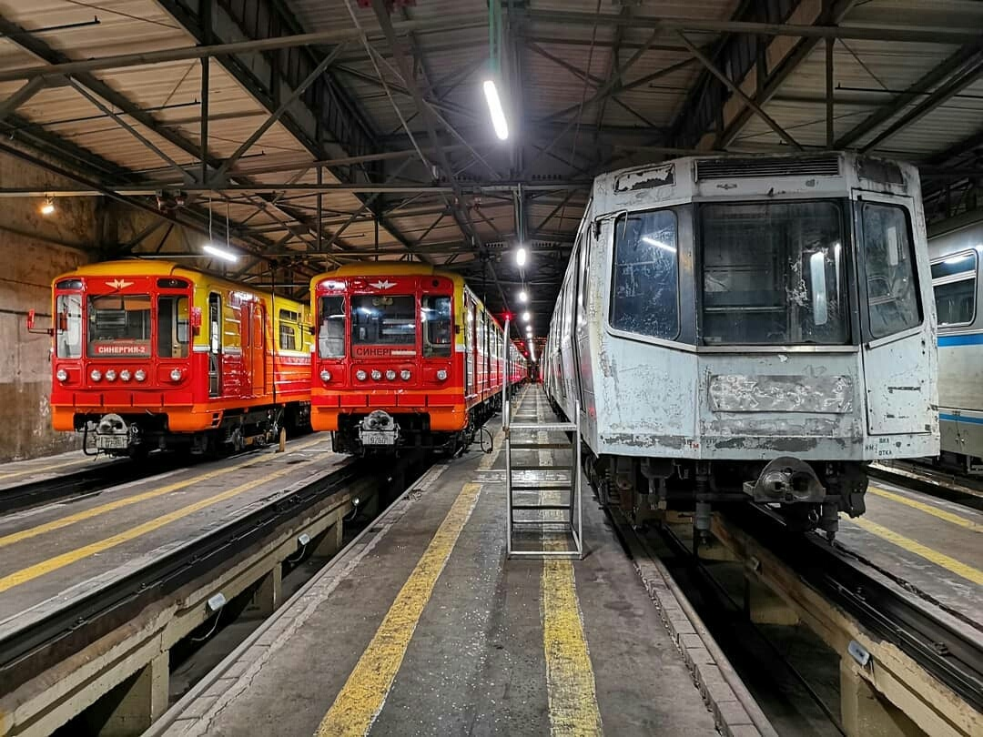 2 метро поезда
