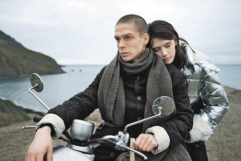     Герои те еще долбодятлы, как и вся молодежь, но они живые, за ними интересно наблюдать (Глеб Калюжный и Анастасия Красовская). Фото: Кадр из фильма