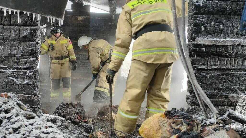     Двух этажный дом по улице Запотоцкого загорелся в ночь на 30 января.