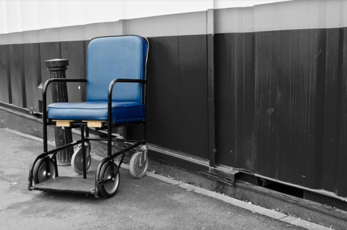    В Томске инвалид-колясочница передвигалась по проезжей части из-за снега