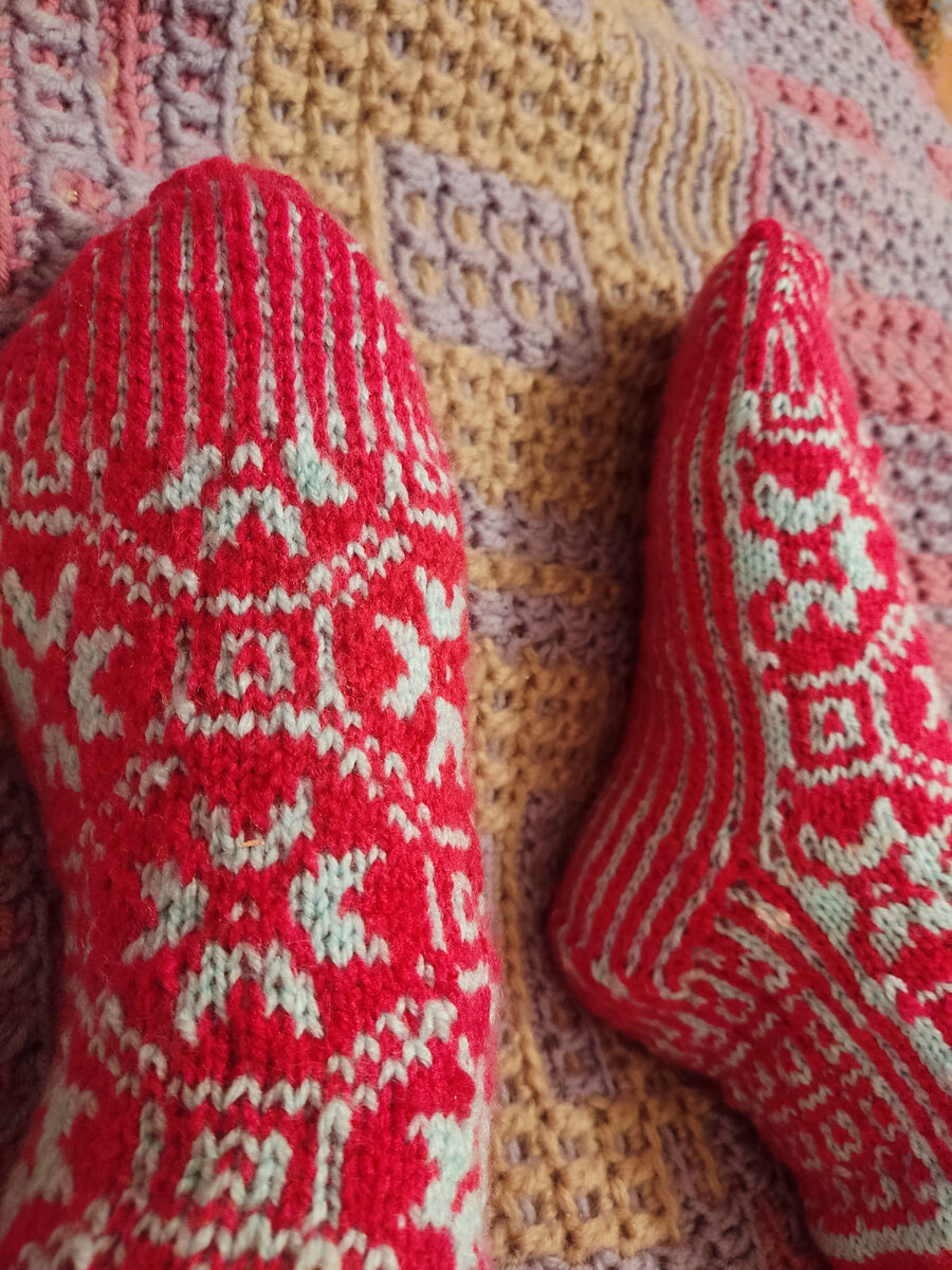 Начало вязание у меня от мыска. Но можно и начинать с резинки, разницы нет. На схеме даны количество петель для раппорт. 