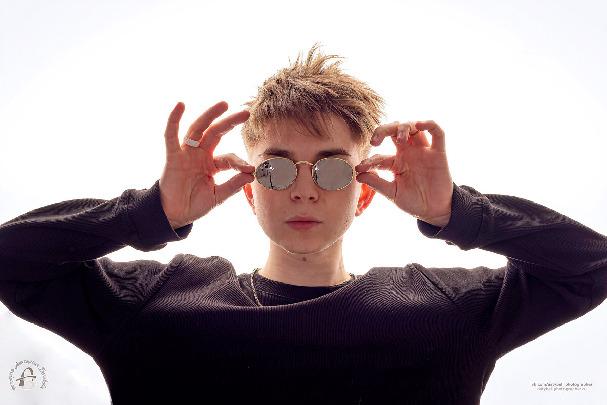 Модельные тесты на белой циклораме снято в фотостудии «Panda Photo»  
Дата съёмки: 12.12.2022 года
Модель: Даня Леонтьев
Фотограф: Анастасия Белякова