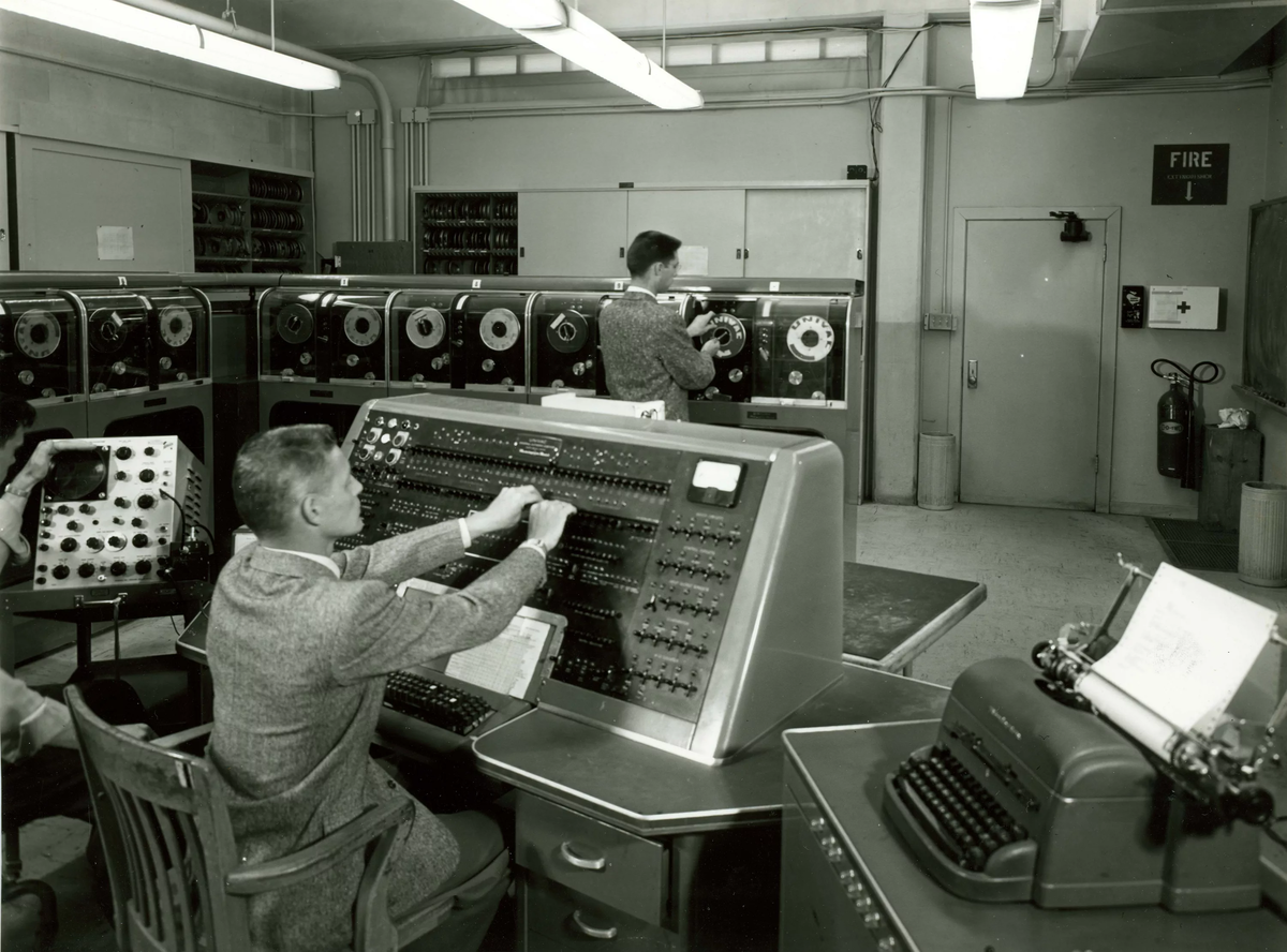 Человек эвм. 1 Поколение ЭВМ UNIVAC. Юнивак 1951. 1951г. UNIVAC-1. (Англия). Вычислительная машина UNIVAC-1.