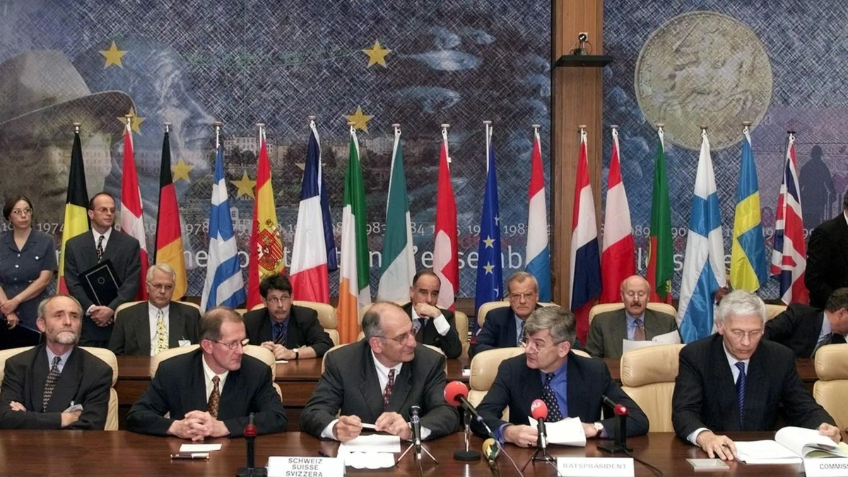 экономика сша и ес. международный уголовный трибунал (гаага). избирательное право австрии. австрия международное право. флаг м.