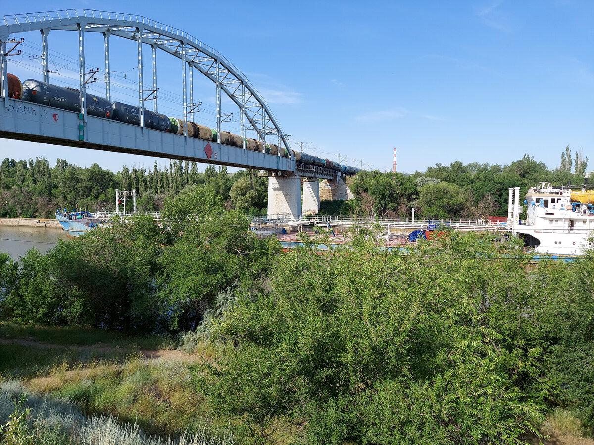 В это время по каналу плыл корабль.