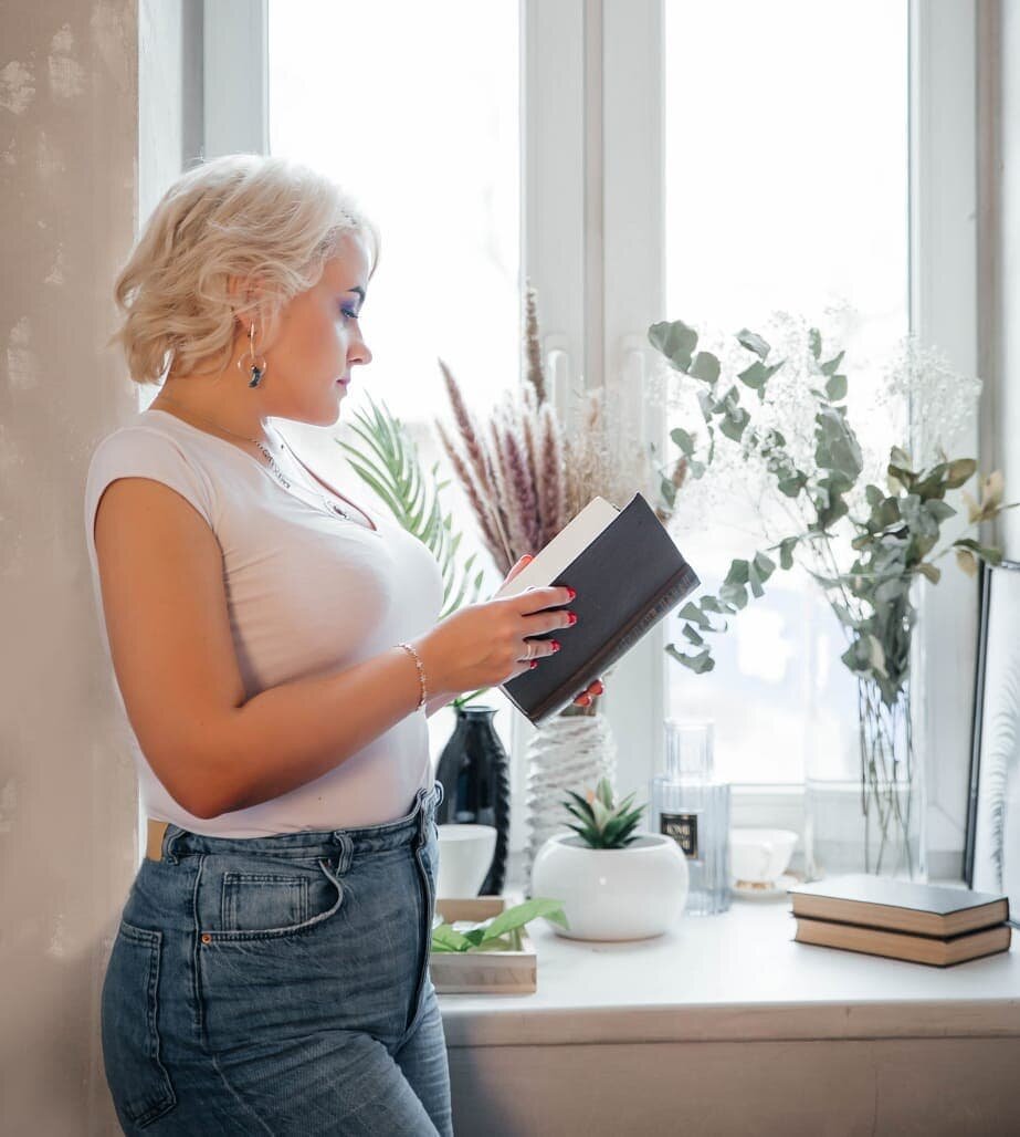 📍Аффирмация (от лат. affirmatio) – это старинное латинское слово, означающее подтверждение чего либо, утверждение факта. В психологии под аффирмацией подразумевается положительное утверждение, то есть небольшая фраза для самовнушения, которая создает правильное психологическое настроение человека. ⠀
🔸Механизм аффирмаций на мозг основан на эффекте самовнушения. Этот аутотренинг положительно воздействует на психоэмоциональную сферу человека и способствует позитивным изменениям в жизни.
⠀
🌟Правила составления аффирмаций:🌟
⠀
🌸Положительная установка должна быть сформулирована коротко и четко;
⠀
🌸При составлении аффирмаций не допускается использование негативных формулировок и утверждений. Без​ частицы «не»;
⠀
🌸Установка должна быть сформулирована в настоящем времени. Не допускается оформлять мысли в формате «я буду», «я стану» и т.д.;
⠀
🌸Фраза должна отражать истинные мотивы​ личности. Чтобы понять эти мотивы следует ответить себе на вопрос «Чего я хочу ?»;
⠀
🌸Чтобы усилить собственную веру в аффирмацию, следует фиксировать каждую, даже незначительную победу (успех, положительное изменение).
⠀
🌟 Разберем примеры эффективных аффирмаций:
⠀
✨Для успеха – «я достоин быть успешным», «я уважаемый и влиятельный человек», «я получаю все, о чем мечтаю».
⠀
✨Для построения отношений – «я достойна любви», «я впускаю в свою жизнь гармоничные отношения», «я чувствую, что любима».
⠀
✨Для повышения самооценки – «я красива телом и душой», «я излучаю силу и энергию», «я счастлива, быть собой».
⠀
✨Для счастья – «я привлекаю все, что я хочу», «я живу в мире и спокойствии», «я открыт и готов принять счастье».
⠀
✨Для здоровья – «мой организм здоров и энергичен», «моя жизненная энергия увеличивается​ с каждым днем», «я свободна​ от стресса».
⠀
🤗Конечно, позитивное мышление важно. И отлично работает вместе с другими техниками и действиями самого человека.​ Смысл не в том, что они сбываются, как волшебные заклинания. Но если человек настроен на изменения, то позитивные утверждения и правильный настрой помогают верить в свои силы и продолжать идти по выбранному пути.
⠀
🔸А вы используете технику аффирмаций?