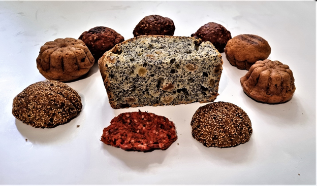 В центре не брак, а остаток от свежего белого хлеба с маком и изюмом, без сахара, соли, дрожжей и усилителей. Столько осталось, пока я ходил за фотоаппаратом. Красная-это оладья. Рядом с добавками