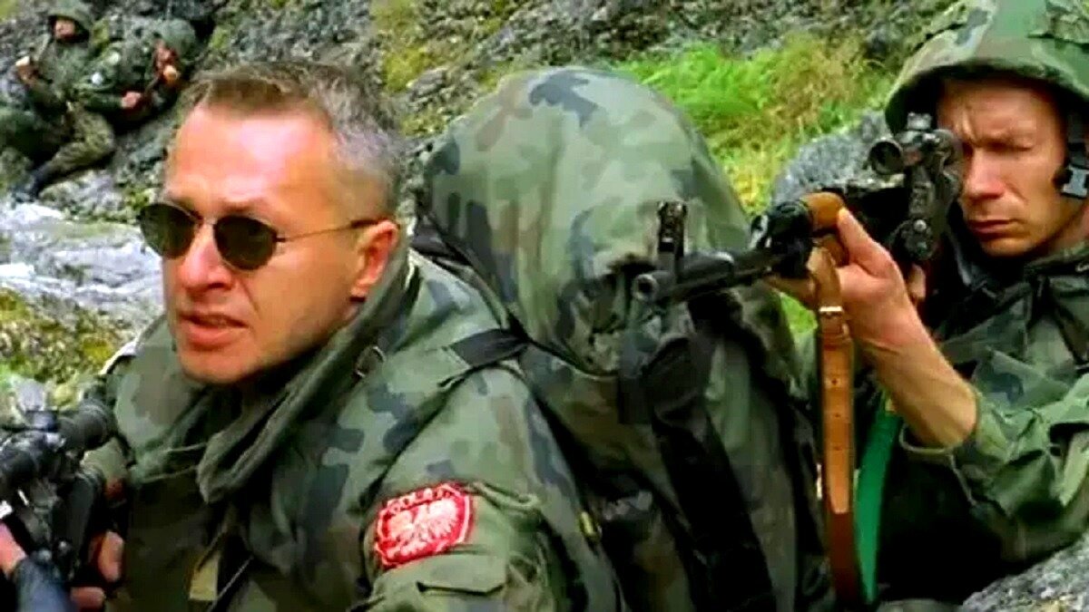 Забавно: в некотором смысле  "Демонов войны" можно  считать приквелом "Охранника для дочери" с тем же Богуславом Линдой (в очках). 