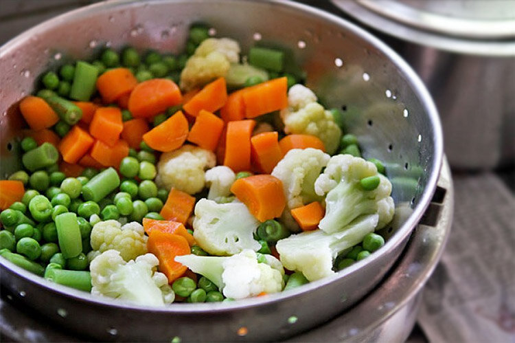 Варить овощи можно в воде или на пару. Для варки нужно наливать в таком количестве, чтобы она лишь покрывало овощи. Размер посуды должен соответствовать количеству овощей.-2