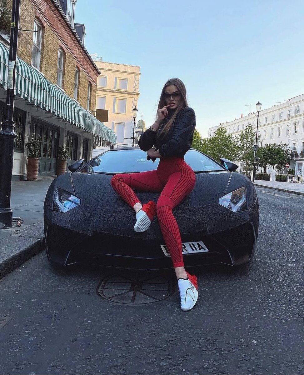 А вот Дарья с тачкой