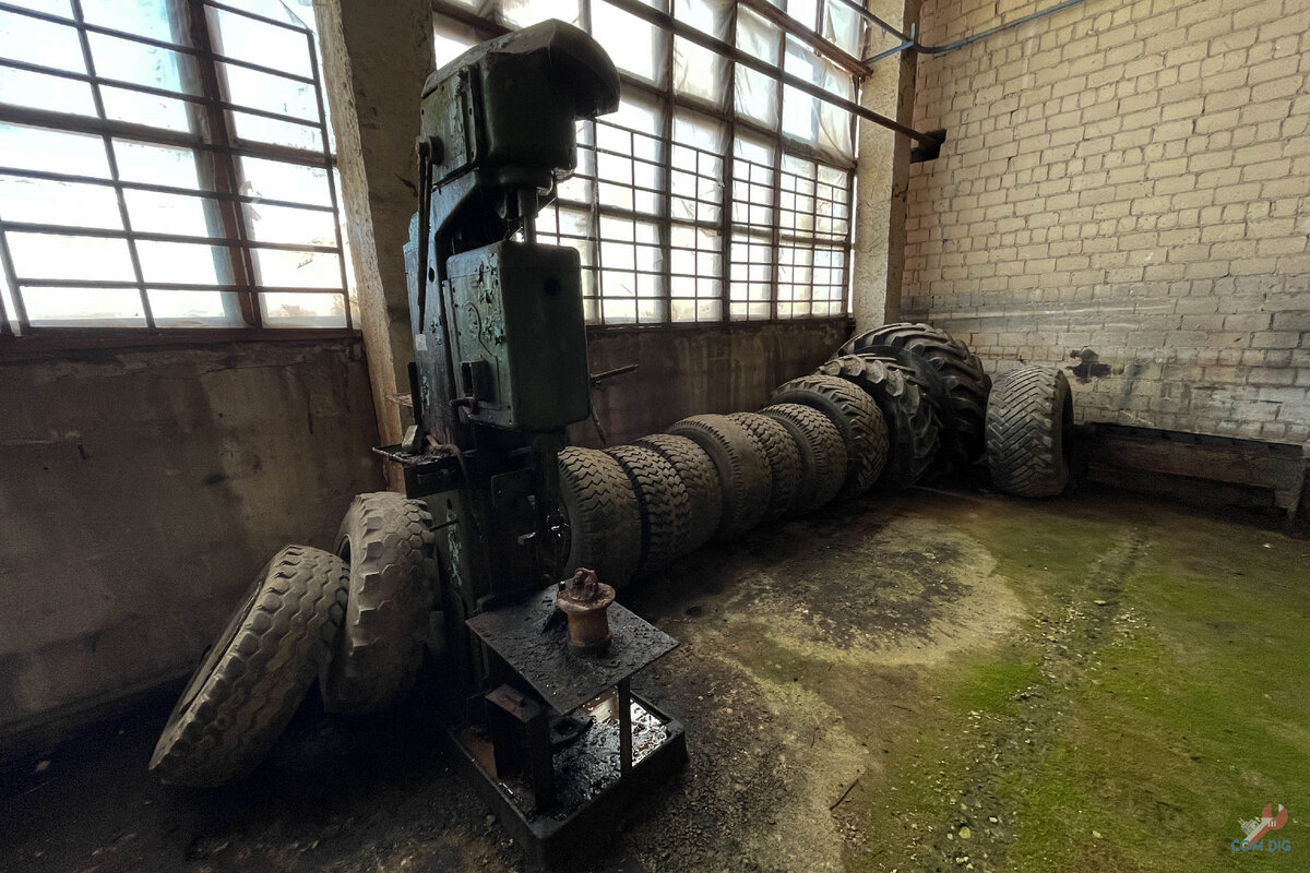 Этот заброшенный завод много лет стоит без охраны. Внутри - куча ...