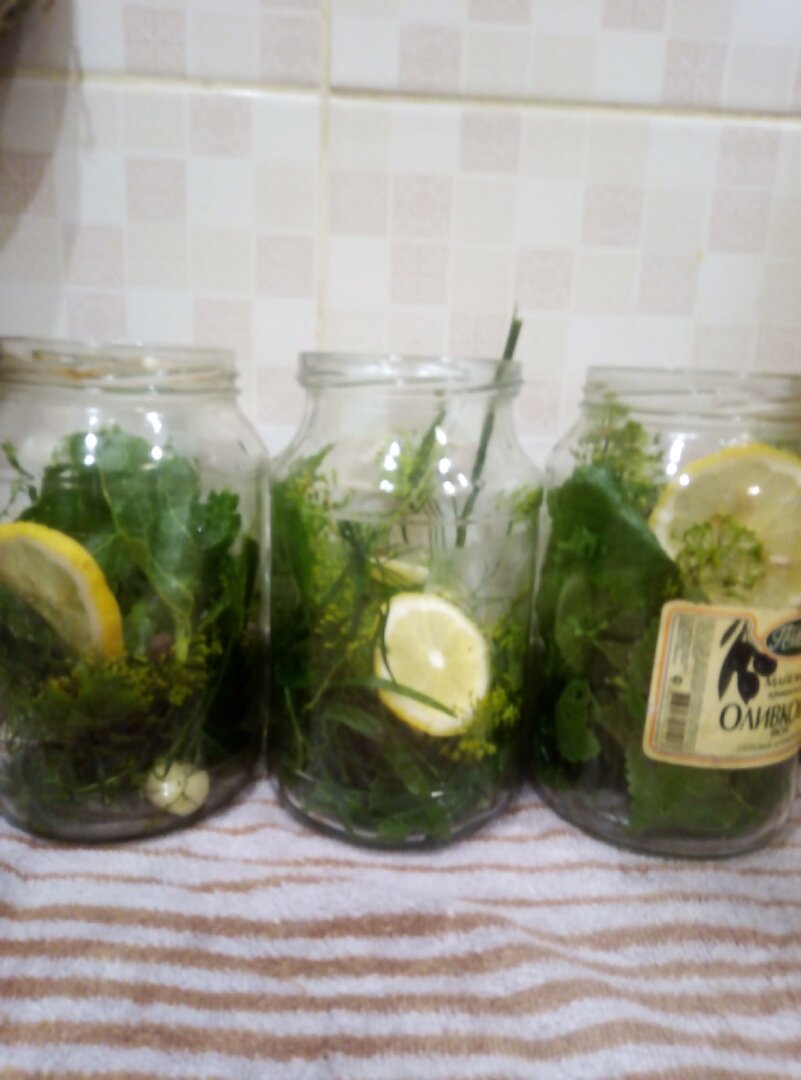 Банки с зеленью