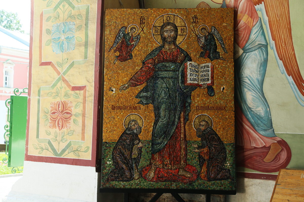 Мозаичная икона на входе.