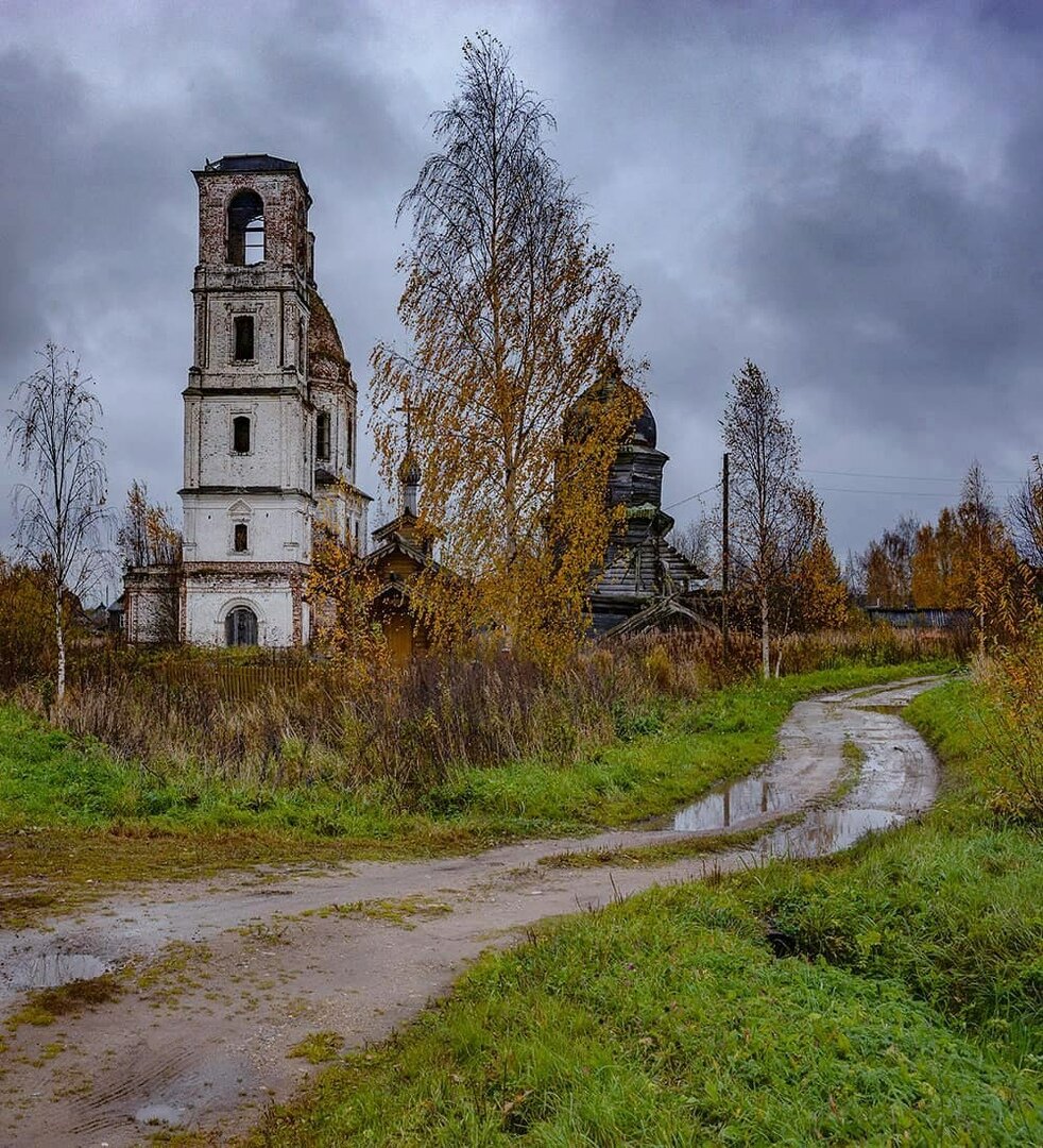 На снимке недействующий храмовый комплекс. Село Ухтома. (Вологодская обл)