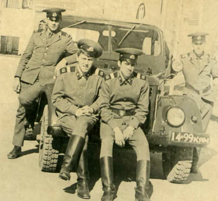 Личное фото. У штаба полка.