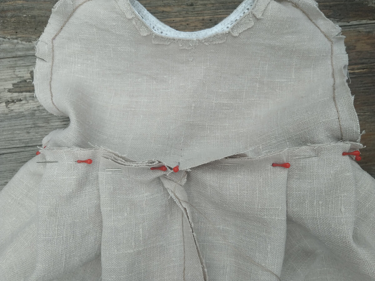 Такие широкие припуски из-за льна, который жутко осыпается.