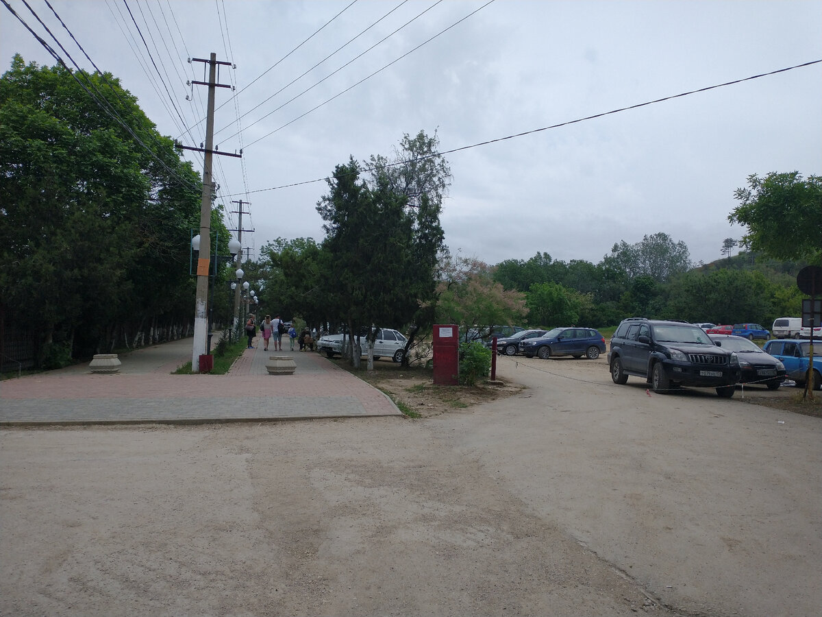 Справа - стоянка.