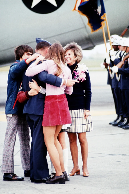 Жена в стороне. Еще одно фото Славы Вердера с того дня