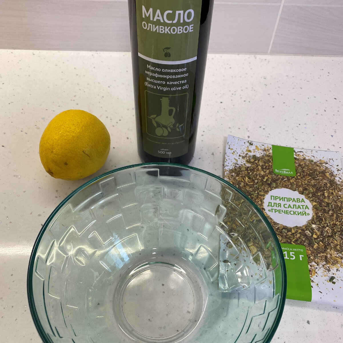 Смешиваем заправку в миске. Приправу можно положить на ваш вкус или делать вообще без нее, а просто немного подсолить.

