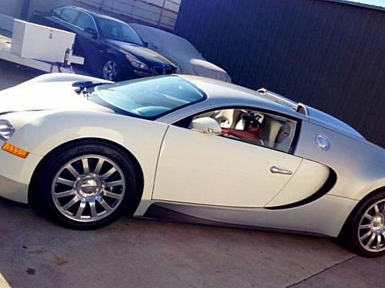 $3,5 млн Флойд Мэйвезер выложил за новый Бугатти. Автомобиль был четвертым Бугатти в его гараже. Спортивный авто полностью украшен в стиле Флойда. Черно-оранжевый цвет и уникальный интерьер Бугатти Мэйвезера делает машину единственной в своем роде.