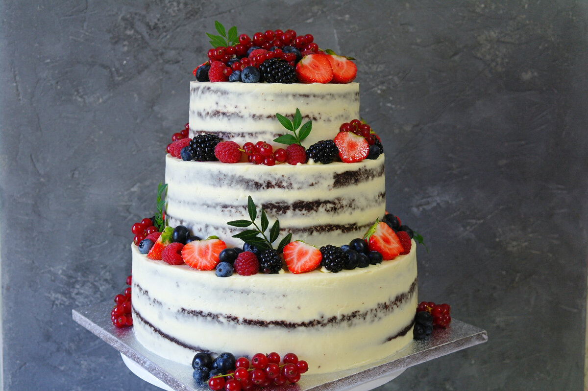 Один из многих приготовленных мной свадебных тортов. Фото автора