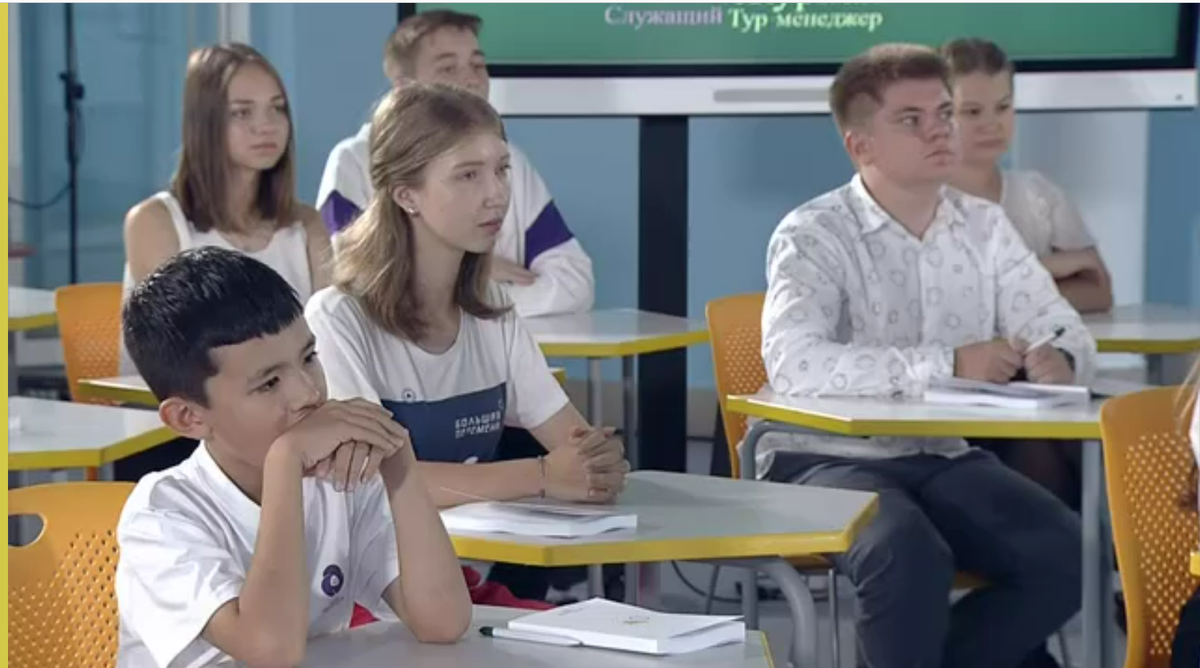 Никанор - задумчивый такой. С прической-ершиком.