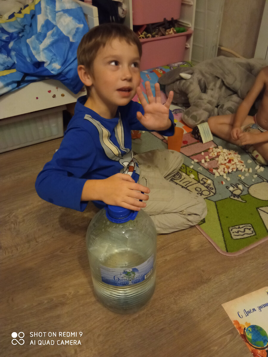 Мультик смотрю и банку держу. Притащил в дескую банку с водой. Зачем?! Заведу крабика. А крабик где на море. Ну, мы же летом полетим на море. Если нет засуну туда рыбку или ацелотля. 