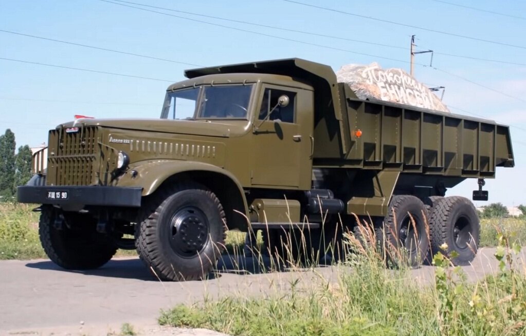 "Родитель" КрАЗа 214Б. КрАЗ 222. Его еще назвали "Днепр 222". Обратите внимание на табличку под капотом.