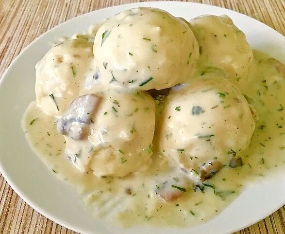 Украинские галушки с курицей и соусом